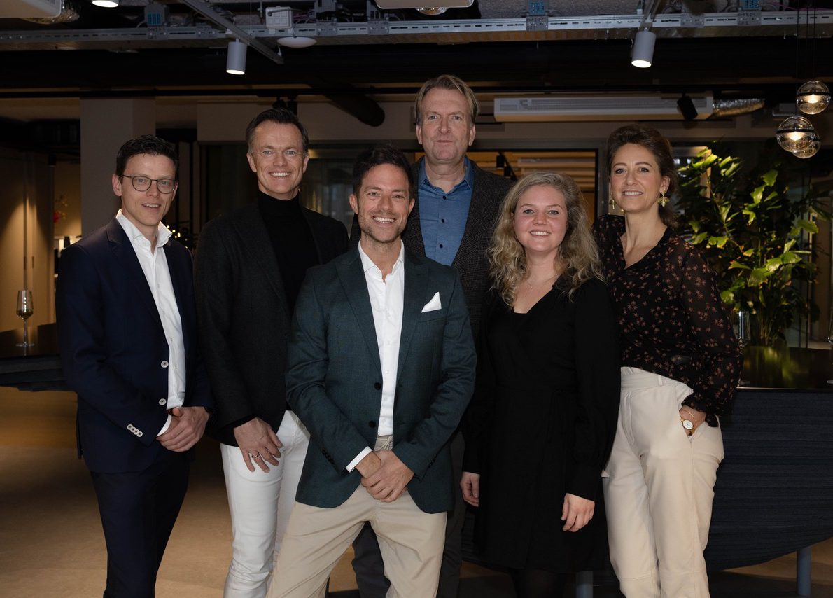 vlnr-Arjen-Paul-Maarten-van-Montfoort-Martijn-van-Deursen-Niels-Batstra-Marloes-Lameijer-en-Linda-de-Ridder-v2-aspect-ratio-376-270