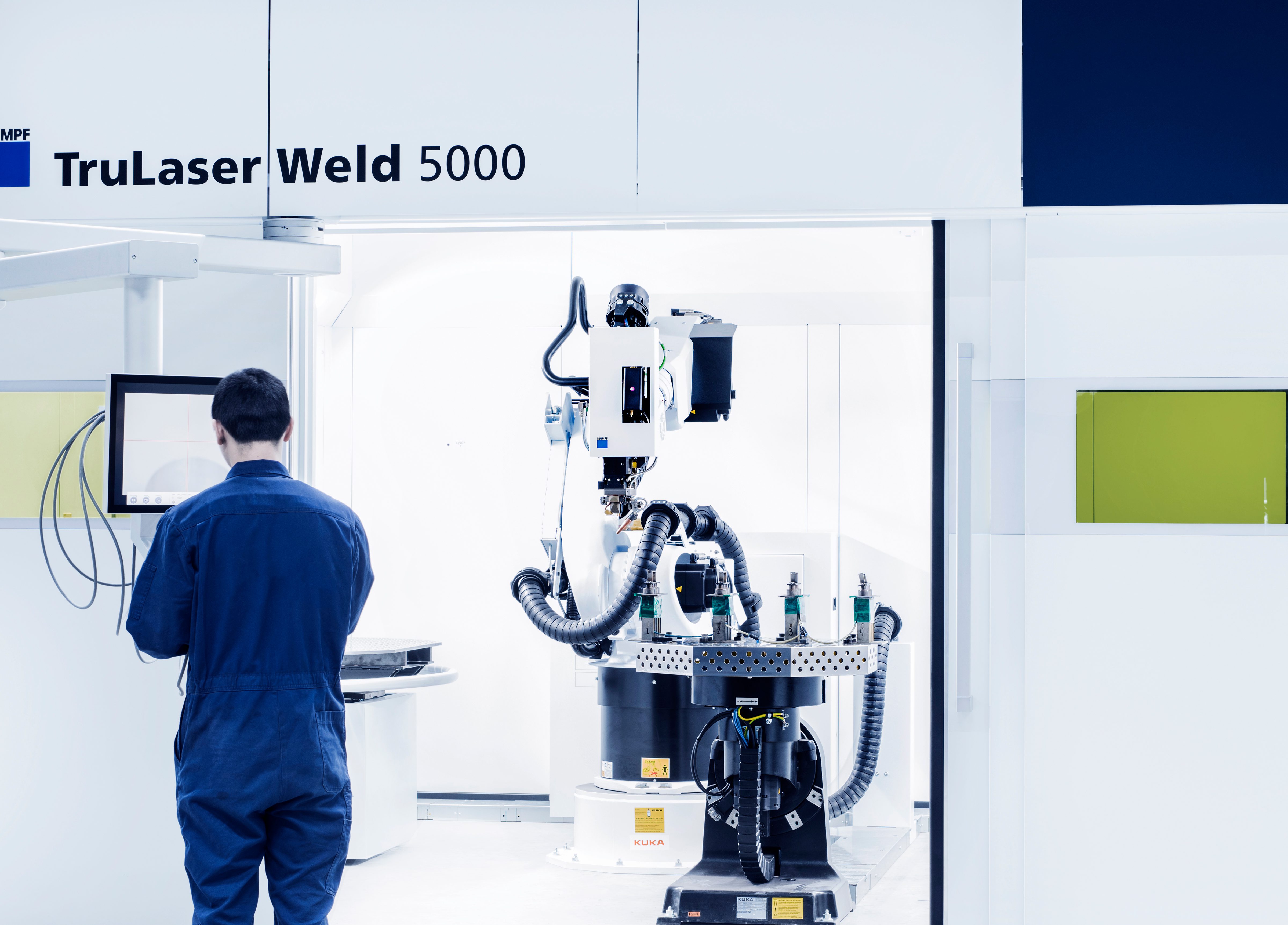 Foto-medewerker-bij-scherm_zonder-BOZlogo-aspect-ratio-376-270