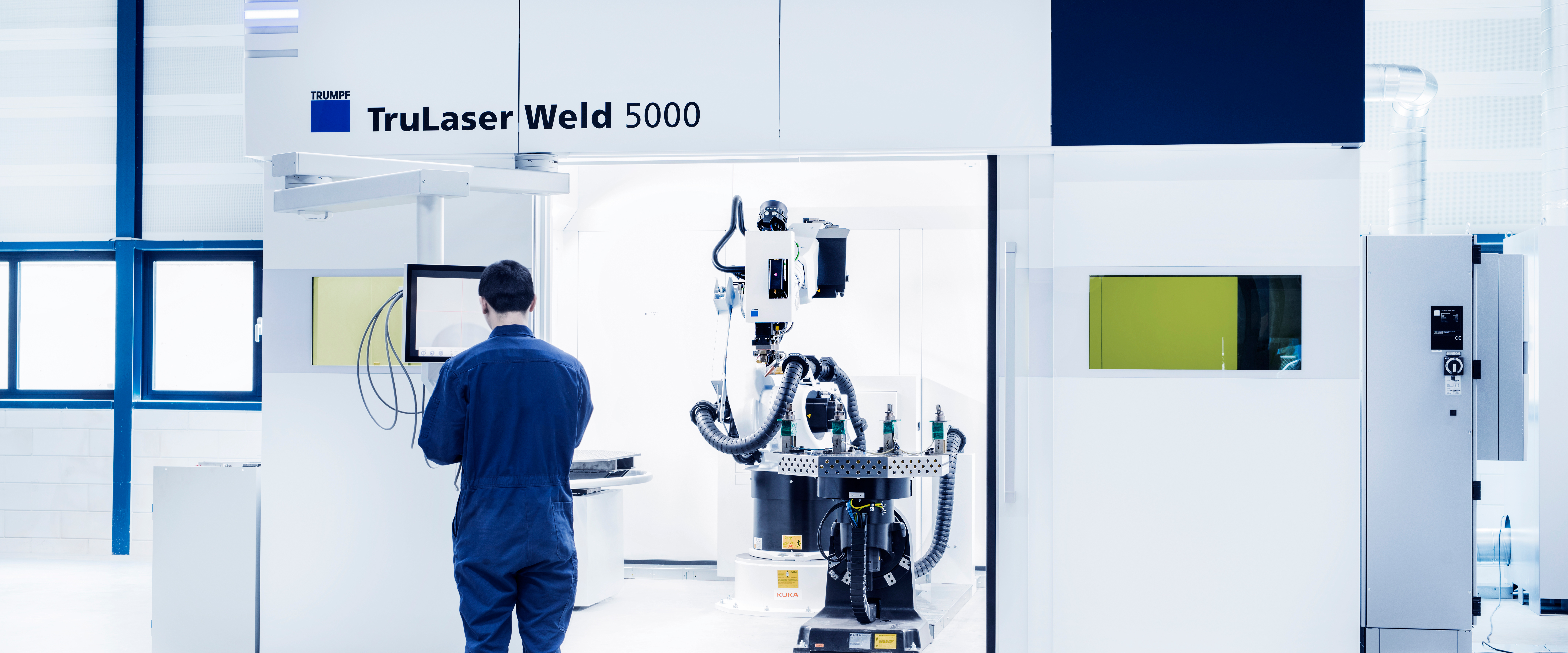 Foto medewerker bij scherm_zonder BOZlogo